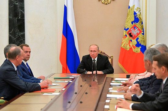 Владимир Путин обсудил ситуацию в Африне с членами Совета безопасности Российской Федерации