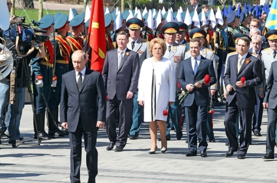 Владимир Путин возложил венок к Вечному огню у Могилы Неизвестного Солдата