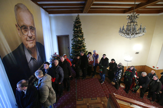 «Он весь — дитя добра и света»