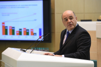 Сделки свыше 300 тысяч рублей предлагают проводить безналично