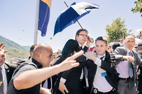 Бьют по сербам, замахиваются на Россию