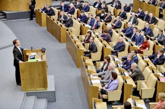 Экономический курс правительство менять не будет, но скорректирует