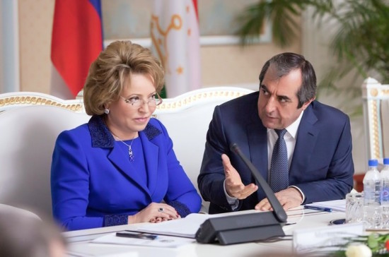 По заграничным паспортам