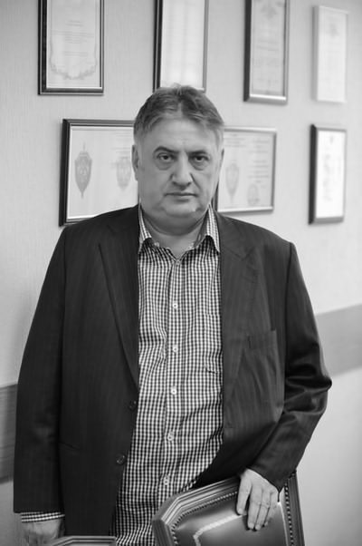 Затворить потихоньку калитку?