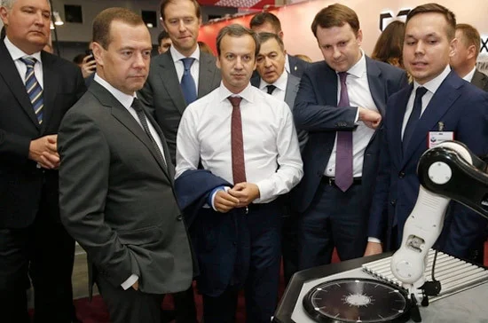 Медведеву подарили российский телефон на выставке по импортозамещению