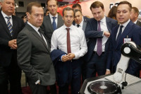 Медведеву подарили российский телефон на выставке по импортозамещению