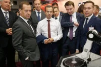 Медведеву подарили российский телефон на выставке по импортозамещению