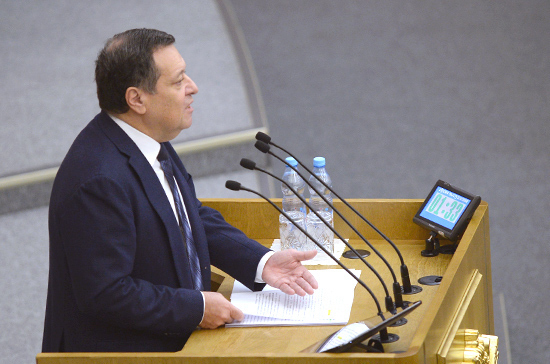 На реализацию регионами майских указов в бюджете заложено 800 млрд рублей, заявил Макаров