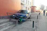 В Чувашии нетрезвый водитель наехал на подъезд жилого дома