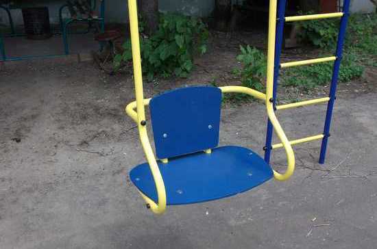 Оренбургский суд взыскал 200 тысяч в пользу ребёнка, получившего травму головы на качелях
