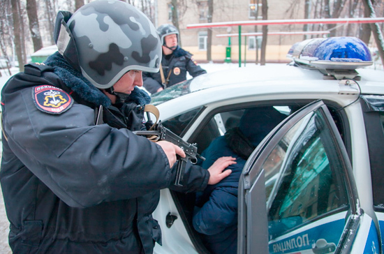 В магазине Петербурга пьяные покупатели  ранили кассира из травмата