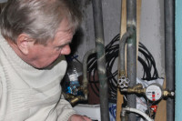 В Астрахани двое пенсионеров погибли из-за прорыва трубы с горячей водой в квартире