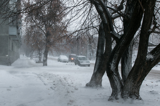 В Кургане и Тюмени машины и автобусы сдувает в кювет, прекращено авиасообщение