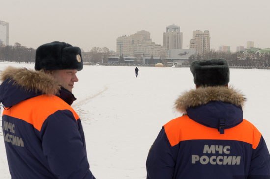 В Екатеринбурге МЧС пришлось оцепить пруд от желающих перейти по тонкому льду