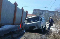 В Саратове скорая помощь, спешащая на вызов, провалилась в яму на дороге