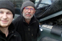 Курганцы отремонтировали автомобиль оперного певца &mdash; путешественника из Франции бесплатно