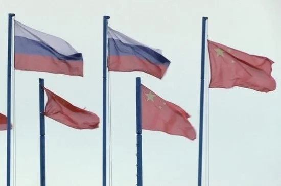 Сотрудничество России и Китая может стать ответом на стратегию управляемого хаоса США, считает эксперт