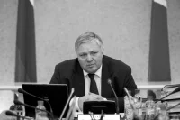 Умер заразившийся COVID-19 первый замгубернатора Югры