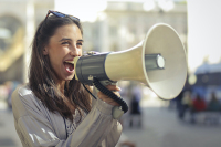 В кабмине частично поддержали законопроект о запрете рекламы из громкоговорителей