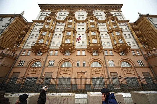 Байден предложил послу США в России временно сохранить свою должность