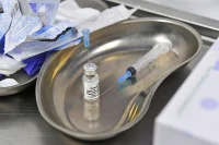 Инфекционист: переболевшим COVID-19 следует прививаться через 6-9 месяцев 