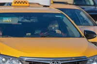 Московские власти поддержали идею о бесплатной вакцинации всех таксистов и курьеров