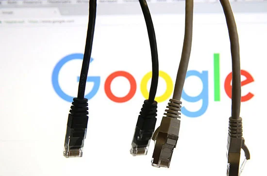Роскомнадзор требует от Google снять ограничения на воспроизведение гимна России