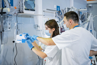 Путин наградил медиков за борьбу с COVID-19