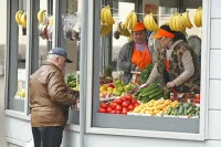 Росстат сообщил о росте цен на огурцы и морковь