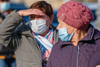 Власти Москвы рекомендовали ограничить общение школьников с пожилыми