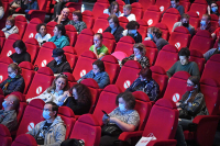 В Петербурге ослабили ограничения по COVID-19 для фуд-кортов и кинотеатров