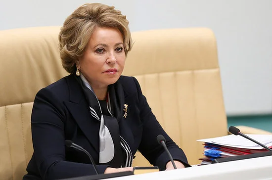 Россия будет открывать границы постепенно, сообщила Матвиенко