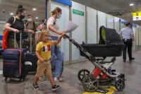 Правила выезда детей за границу собираются упростить
