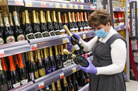 Регионам могут разрешить проверять соблюдение запрета на продажу алкоголя