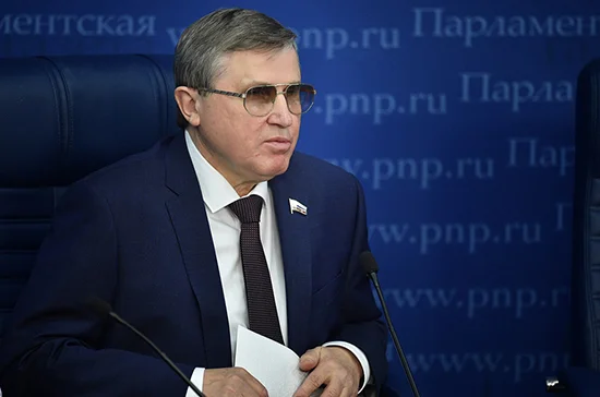 Смолин призвал поменять учебные планы в школах