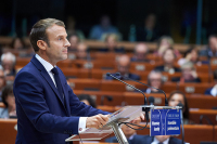 Немецкий политик оценил слова Макрона о новом типе войны