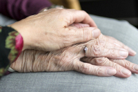 Пособие по уходу за инвалидами I группы предложили увеличить в 10 раз