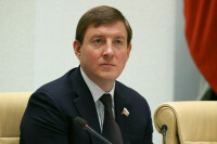 Турчак предложил ввести единый стандарт поддержки многодетных семей