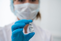 Россия должна создавать новые вакцины от коронавируса, считает Петров