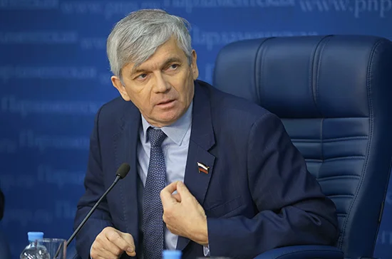 Петров объяснил, почему не стоит тянуть с вакцинацией от коронавируса