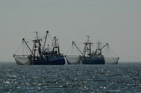 В Охотском море загорелся рыболовецкий траулер