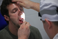 Врач рассказала о проблемах с голосом у переболевших коронавирусом 