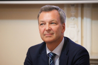 Сенатор призвал скорее принять поправки о регулировании образования педагогами