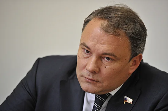 Толстой: ограничений на услуги суррогатных матерей для россиян не будет