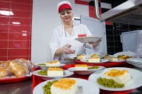В Минпросвещения позитивно оценили готовность школ организовать горячее питание