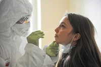 Россиян обязали дважды сдавать тесты на COVID после заграничных поездок
