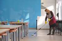 Уборщицам и другим школьным работникам предлагают платить за работу на экзаменах