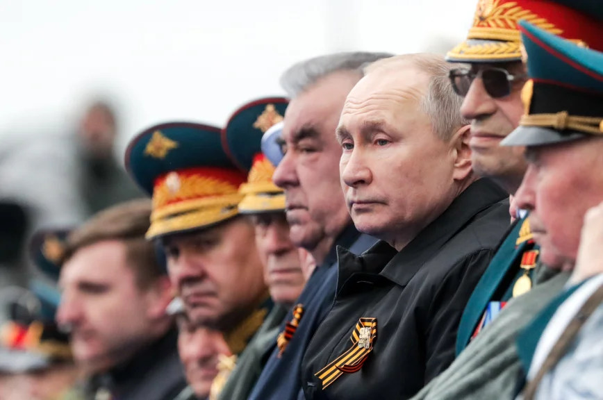 Россияне склонили головы перед подвигом солдата