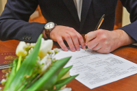 Органы опеки хотят наделить правом разрешать браки 16-летних