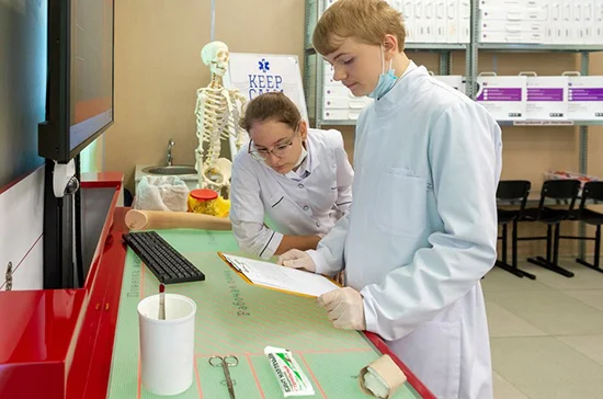 Около 2,5 тыс. выпускников вузов 2020 года получили работу по программе Минобрнауки